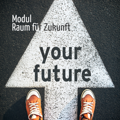 Quelle: BDKJ Freiburg Weißer Pfeil mit der Aufschrift 'your future' auf Asphalt, davor orangefarbene Schuhe, Text 'Modul 2'